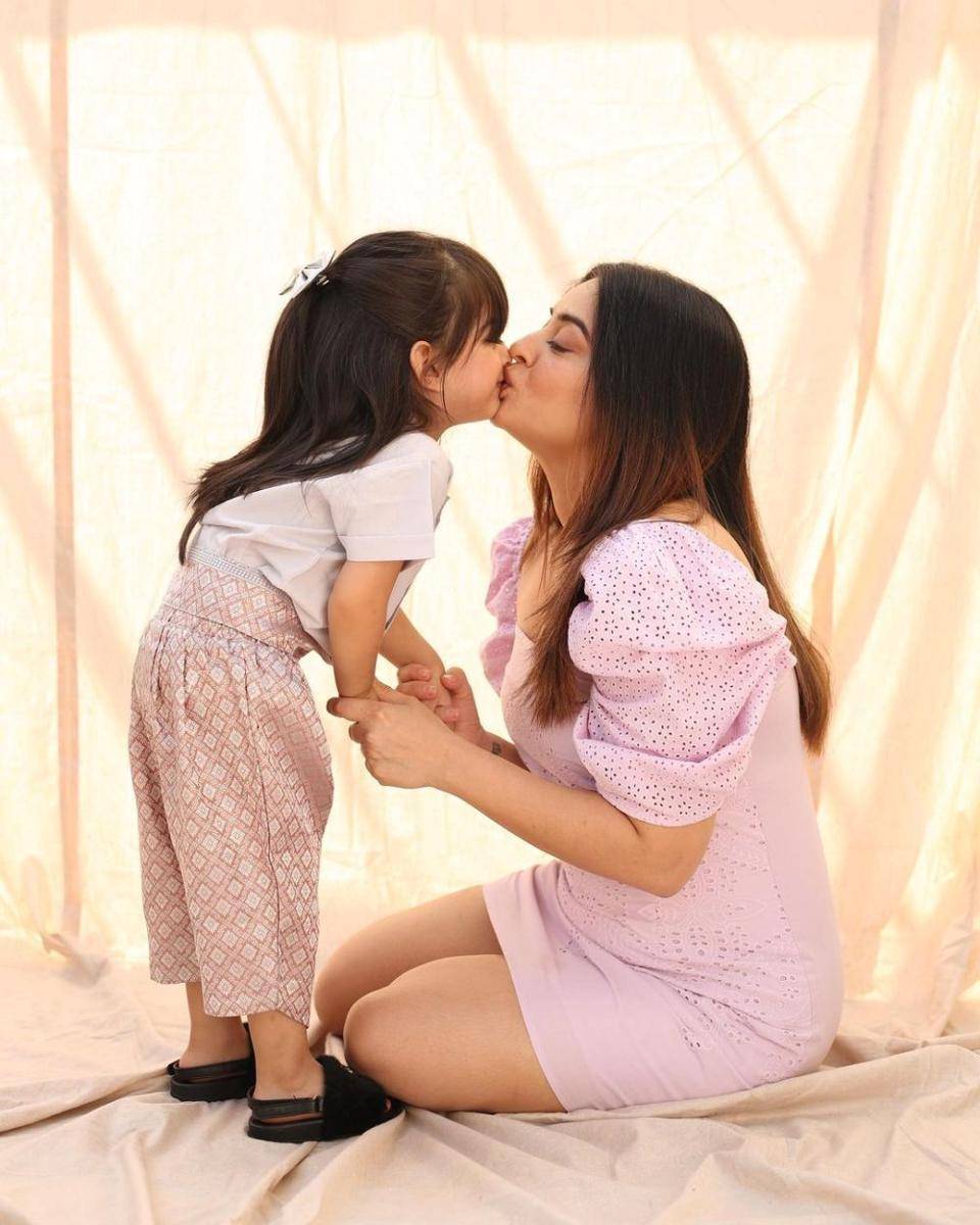 Potret Mahhi Vij bersama sang anak (instagram.com/mahhivij)
