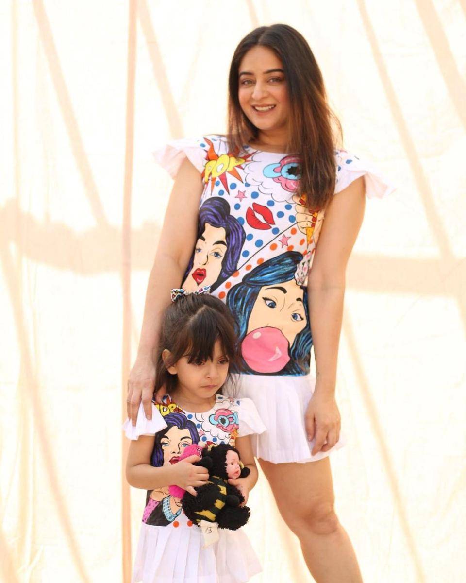 Potret Mahhi Vij bersama sang anak (instagram.com/mahhivij)