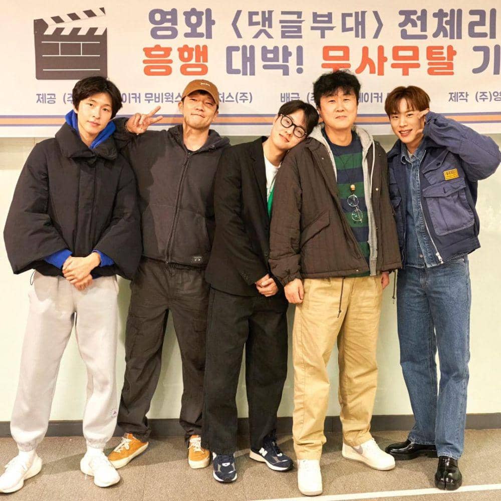 Hong Kyung, Son Suk Ku, Kim Dong Hwi, sutradara Ahn Gooc Jin, dan Kim Sung Cheol saat pembacaan naskah film Comment Army (instagram.com/management_mmm)
