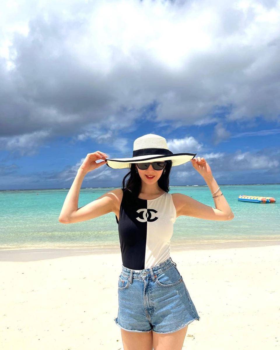 inspirasi outfit timeless ala idol Korea (instagram.com/seoujuhyun_s)