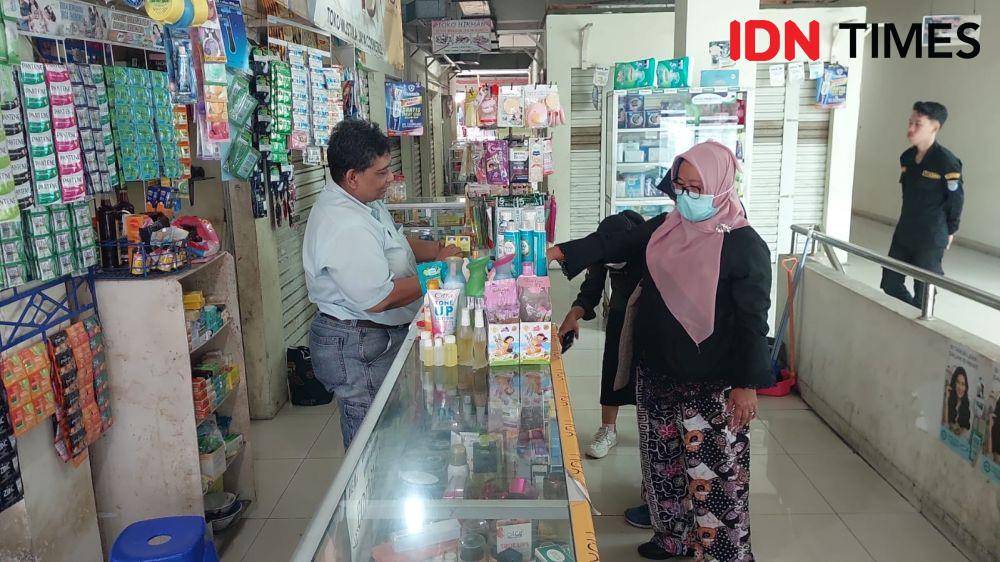 Pemerintah Kota Depok bersama BBTKLPP melakukan uji sampel untuk mengetahui kadar merkuri di UPT Cisalak Pasar, Kota Depok. (IDNTimes/Dicky)