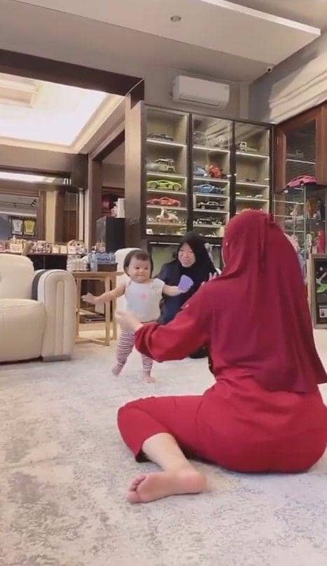 Ameena belajar jalan (Instagram.com/ameenanur_atta)