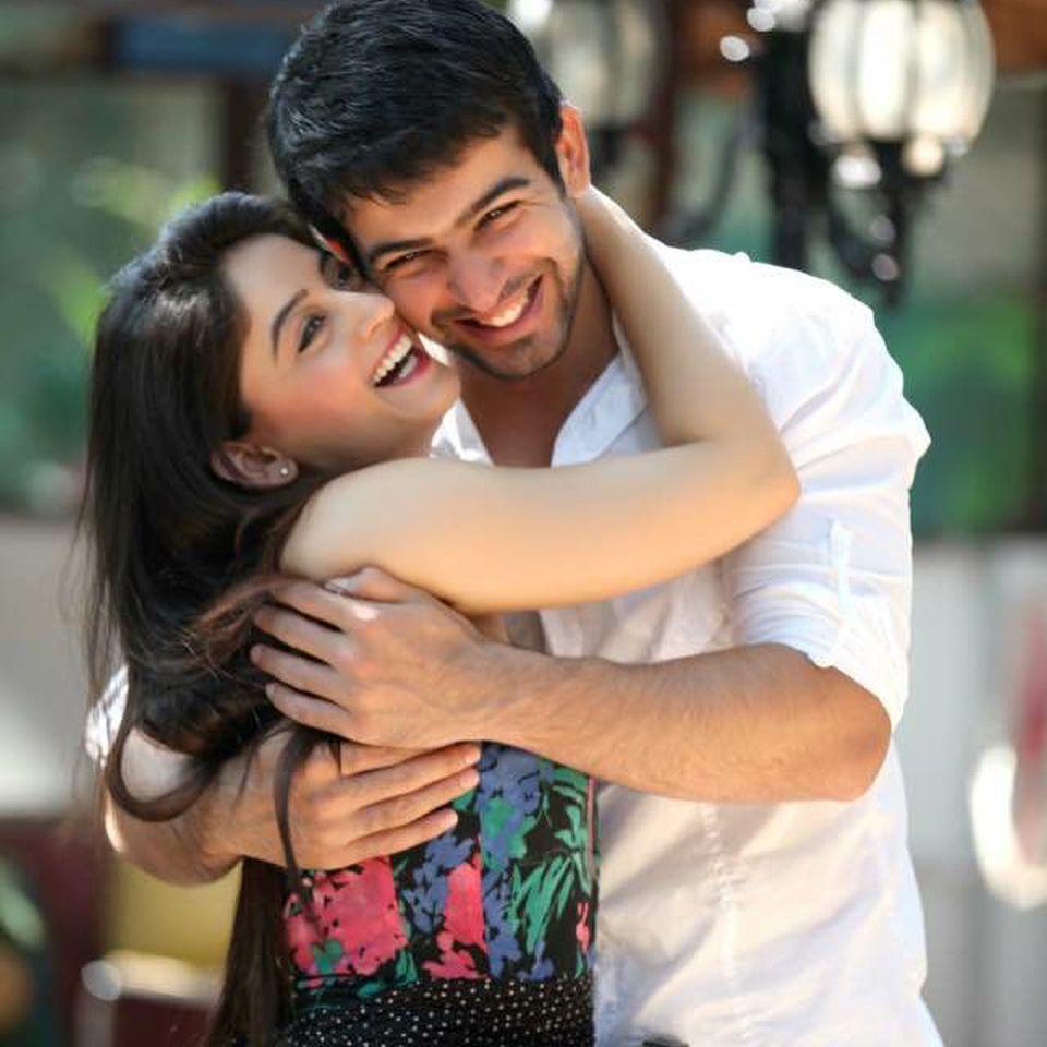 11 Potret Mahhi Vij Pemeran Nakusha Bersama Suami di Kehidupan Nyata