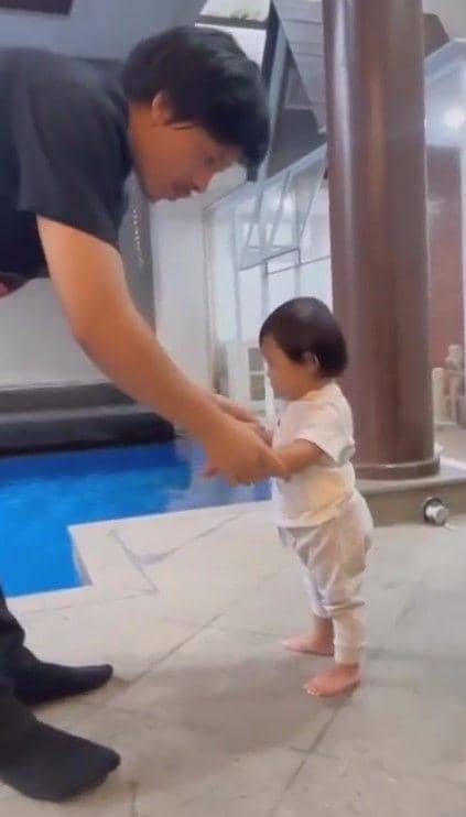 Ameena belajar jalan (Instagram.com/ameena_hana_nuratta)