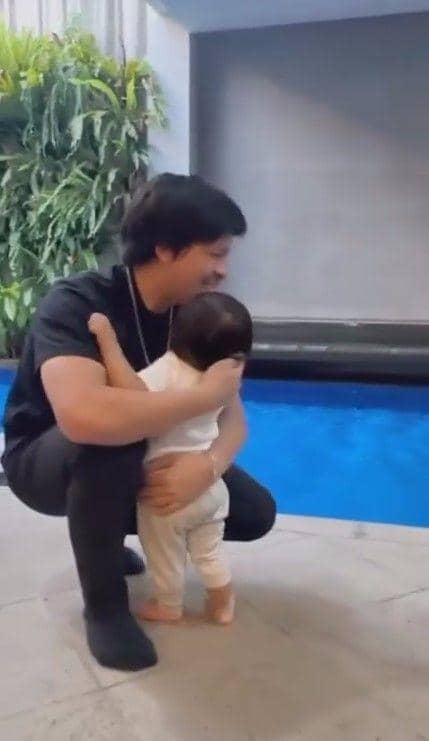 Ameena belajar jalan (Instagram.com/ameena_hana_nuratta)