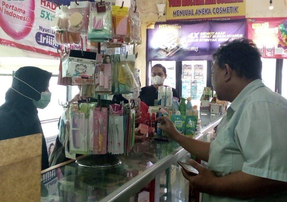 Pemerintah Kota Depok bersama BBTKLPP melakukan uji sampel di sejumlah pedagang di UPT Cisalak Pasar, Kota Depok. (IDNTimes/Dicky)