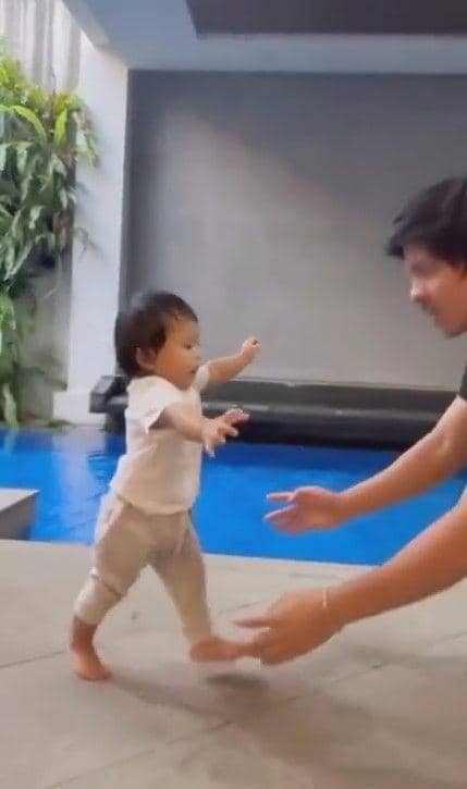 Ameena belajar jalan (Instagram.com/ameena_hana_nuratta)