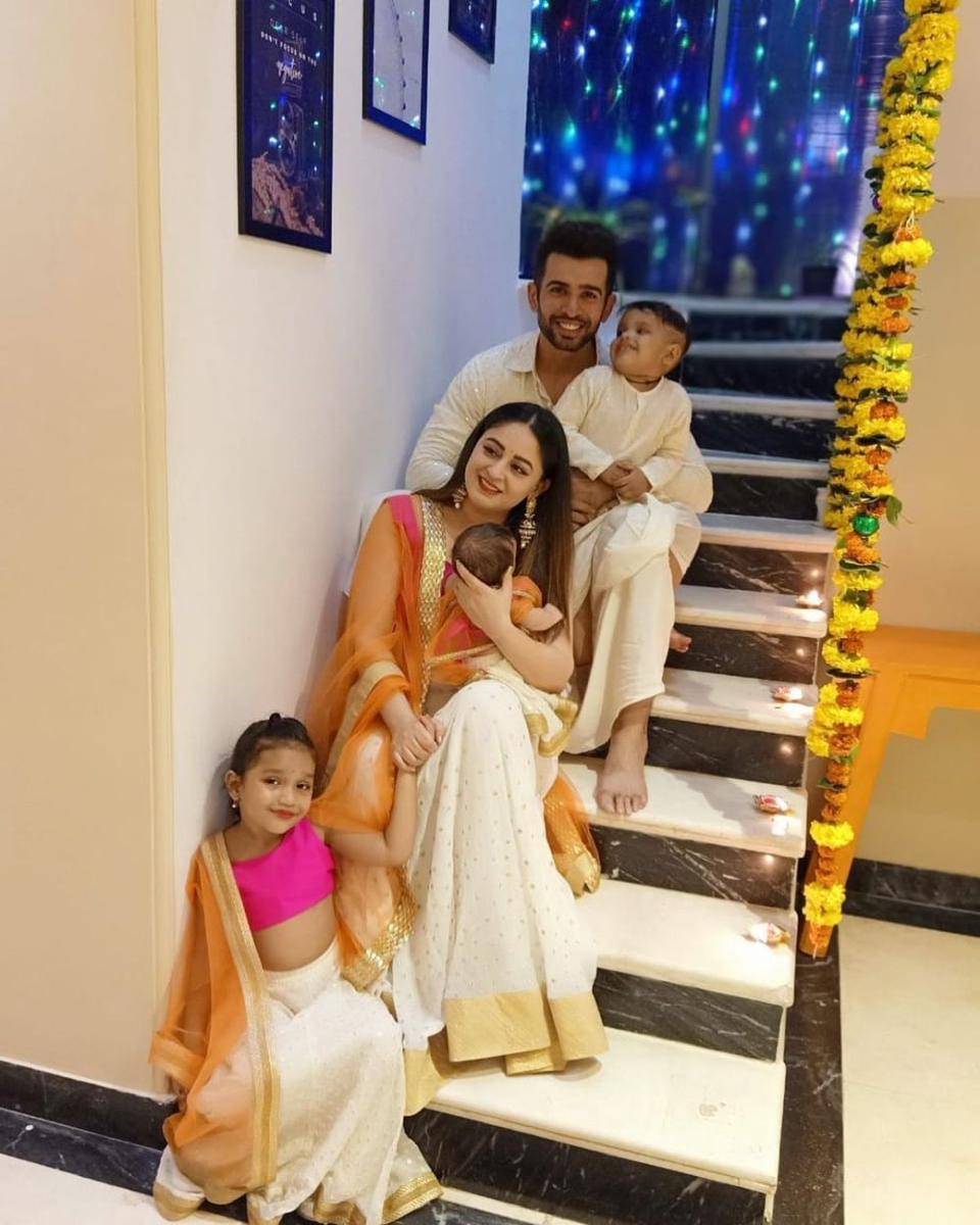 Potret Mahhi Vij bersama sang anak (instagram.com/mahhivij)