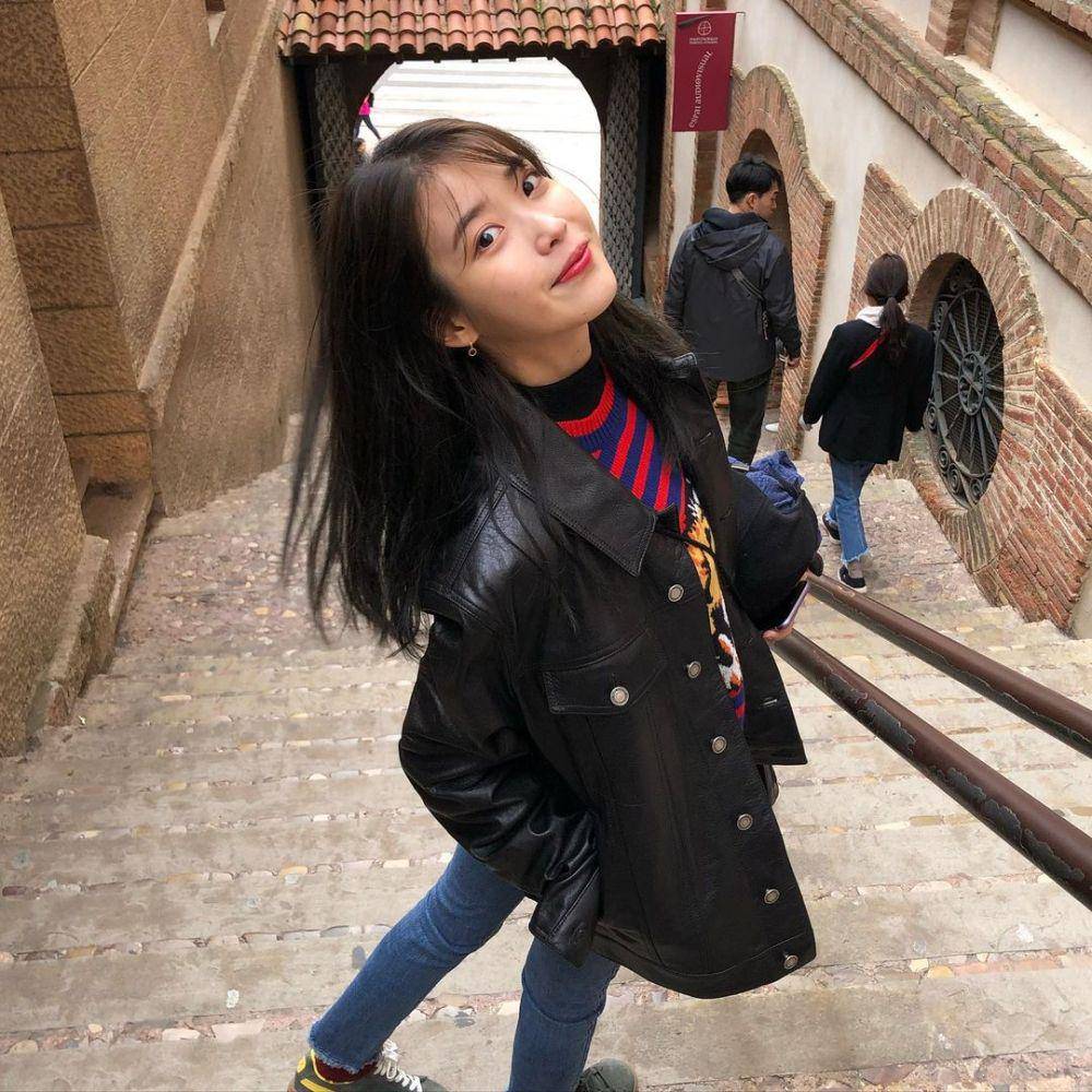inspirasi outfit timeless ala idol Korea (instagram.com/dlwlrma)