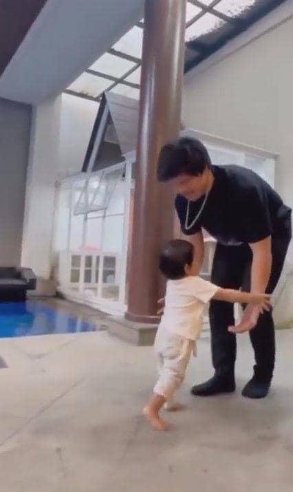 Ameena belajar jalan (Instagram.com/ameena_hana_nuratta)