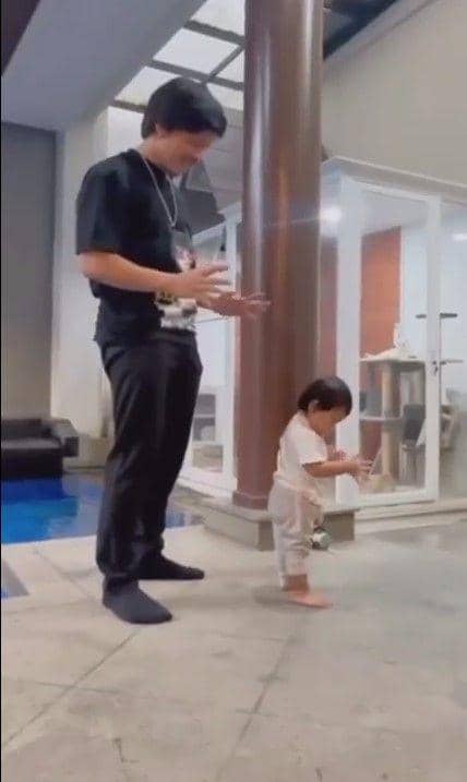 Ameena belajar jalan (Instagram.com/ameena_hana_nuratta)