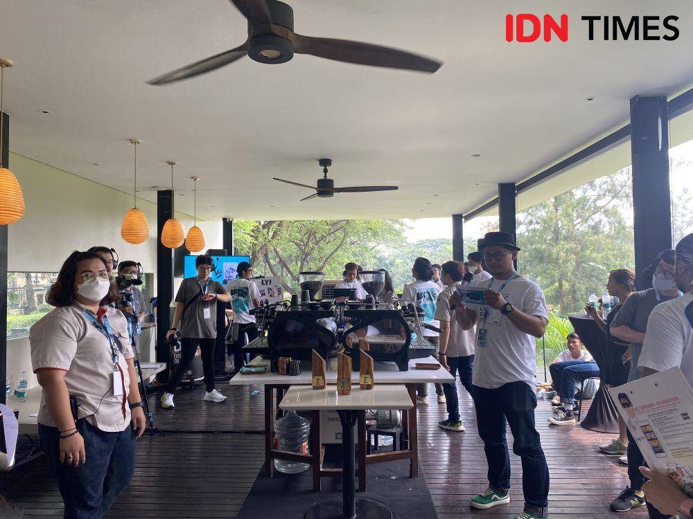 Potret Latte Art Challenge di Redback (IDN Times/Fina Wahibatun Nisa)