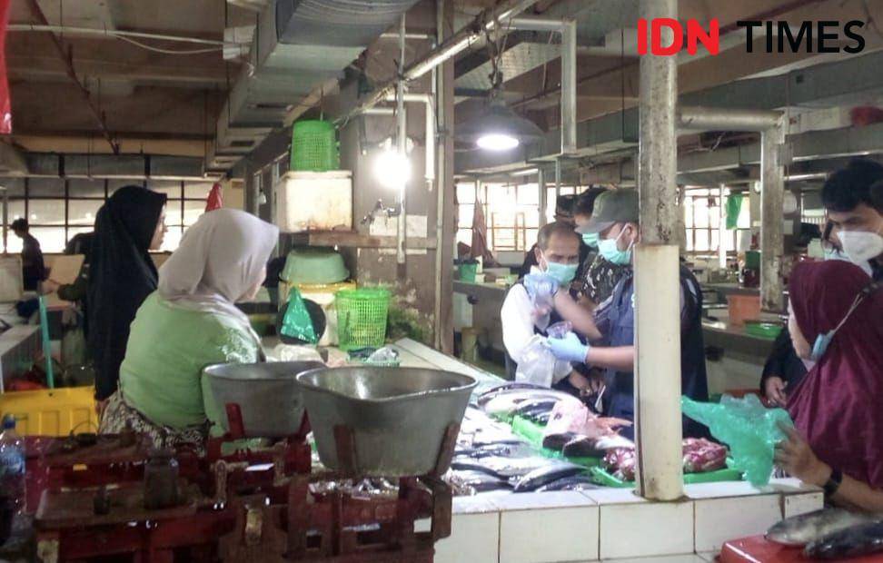 Sejumlah pedagang diambil sampel untuk menguji merkuri yang dilakukan Pemerintah Kota Depok dengan BBTKLPP di UPT Cisalak Pasar, Kota Depok. (IDNTimes/Dicky)