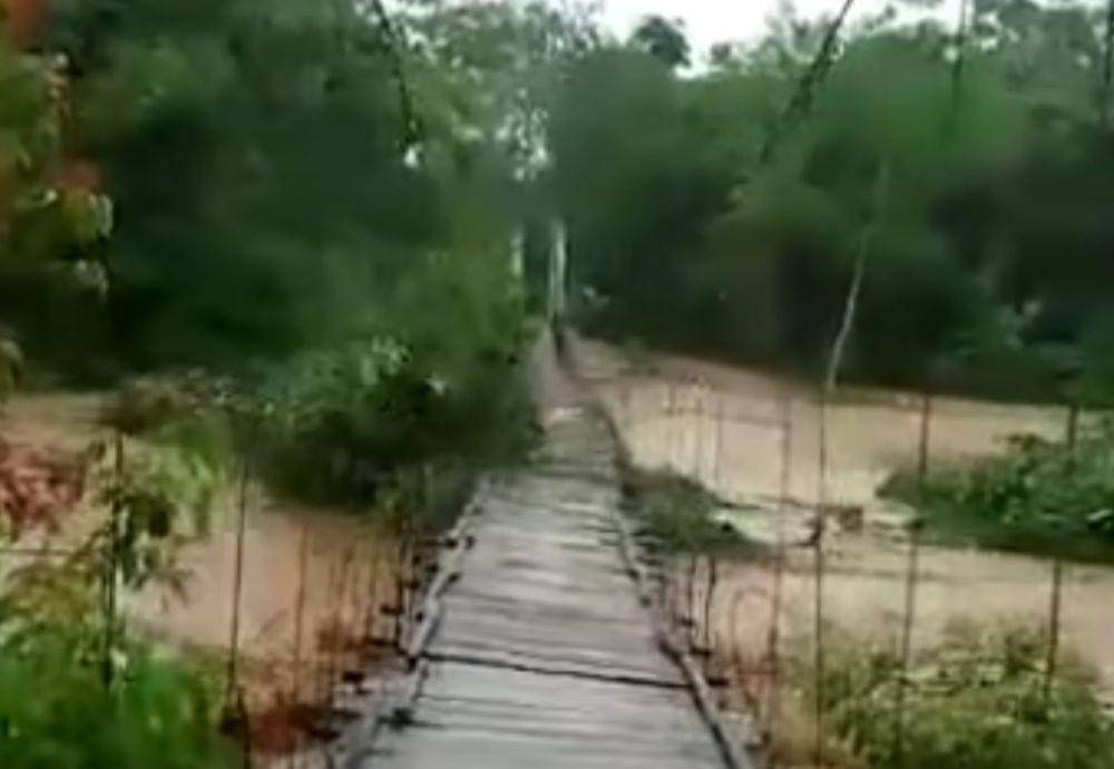 Potret jembatan gantung Air Ringkih terputus pascaditerjang arus deras. (Video amatir warga).
