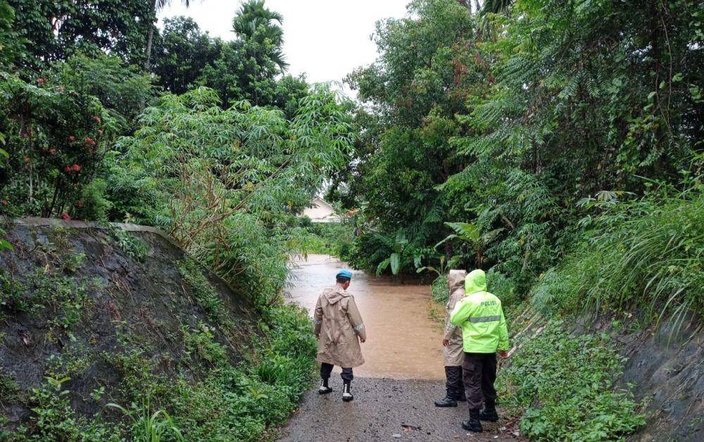 Proses pengecekan dan evakuasi jembatan putus Air Ringkih, Way Kanan. (Dok. Polres Way Kanan).
