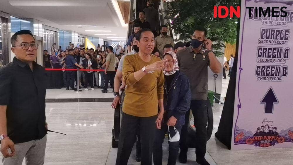 Presiden Jokowi nonton konser Deep Purple. (IDN Times/Larasati Rey)