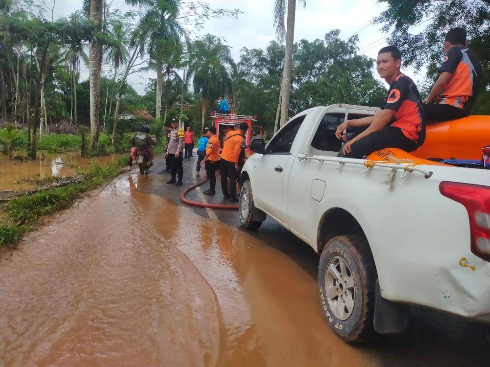 Proses pengecekan dan evakuasi jembatan putus Air Ringkih, Way Kanan. (Dok. Polres Way Kanan).