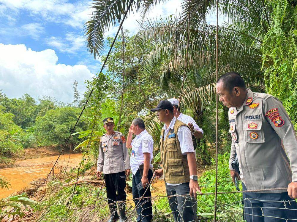 Proses pengecekan dan evakuasi jembatan putus Air Ringkih, Way Kanan. (Dok. Polres Way Kanan).