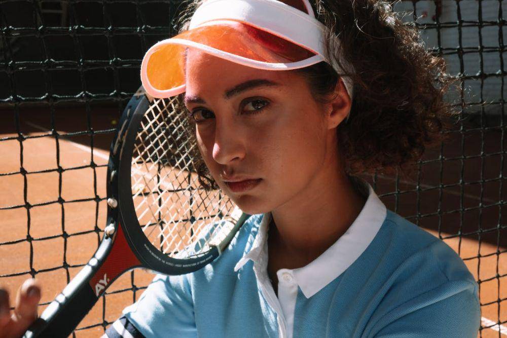 ilustrasi topi visor (pexels.com/cottonbro studio)