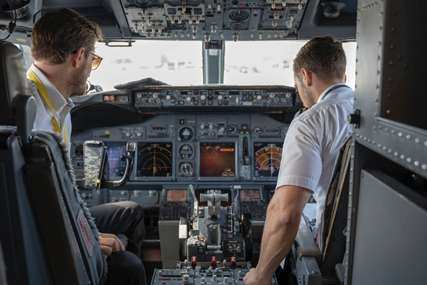 Mengenal Profesi Pilot: Syarat, Peran, dan Gaji | IDN Times Sumut