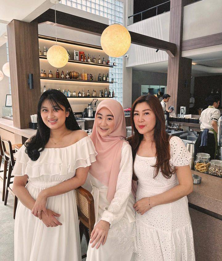 Potret Larissa dan keluarga (instagram.com/larissachou)