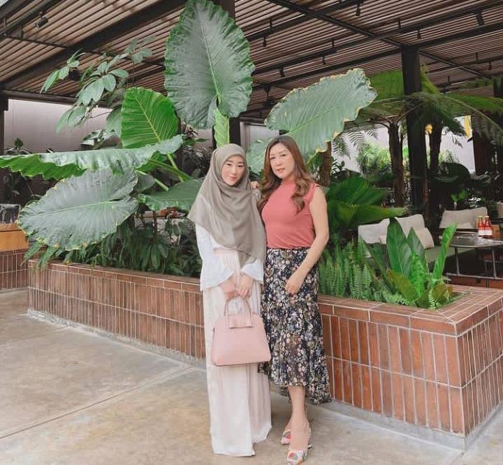 Potret Larissa & mama (instagram.com/ofc.larissayusuf)