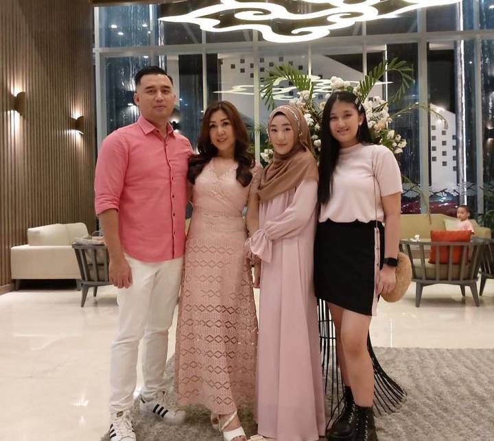 Potret Larissa dan keluarga (instagram.com/julietanherisman)