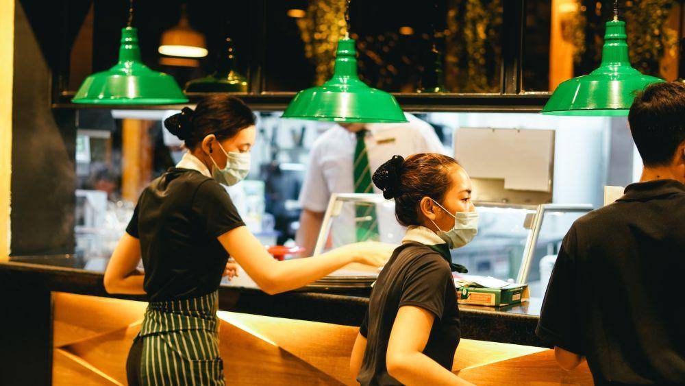 Ilustrasi waiter (unsplash.com/Vanna Phon)