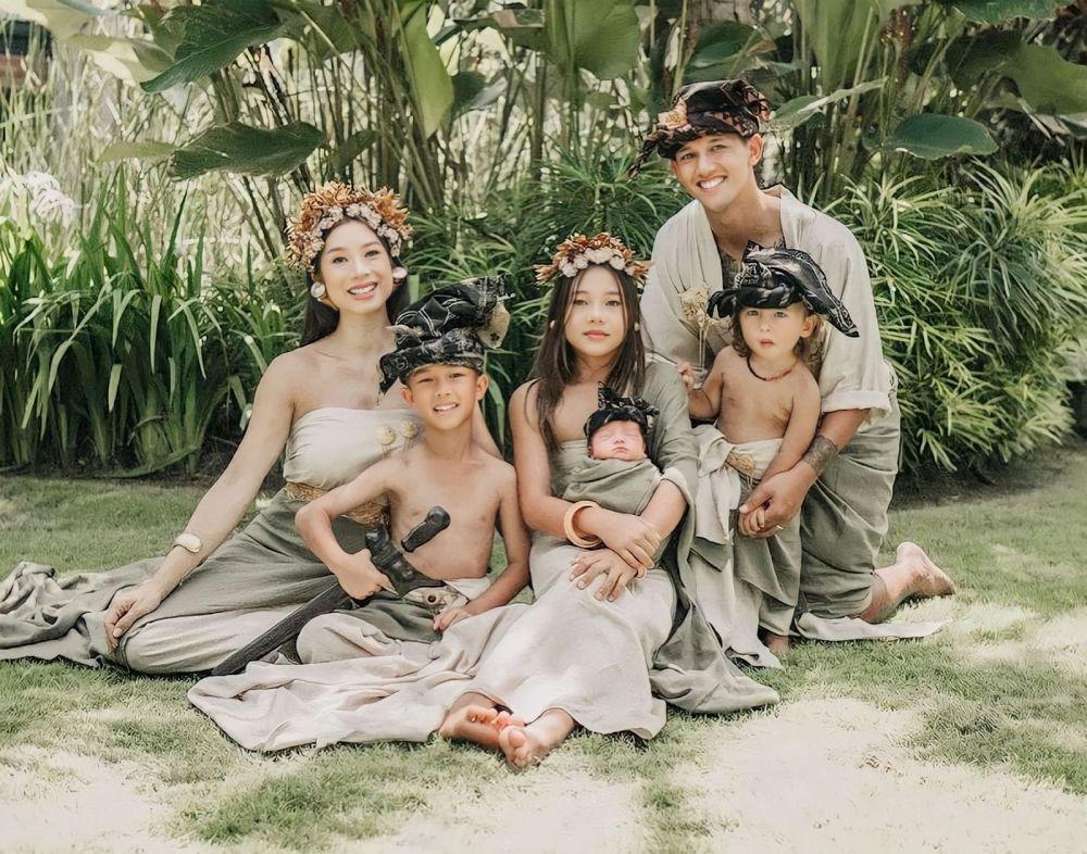 5 Gaya Parenting ala Jennifer Bachdim, Tanpa Babysitter!