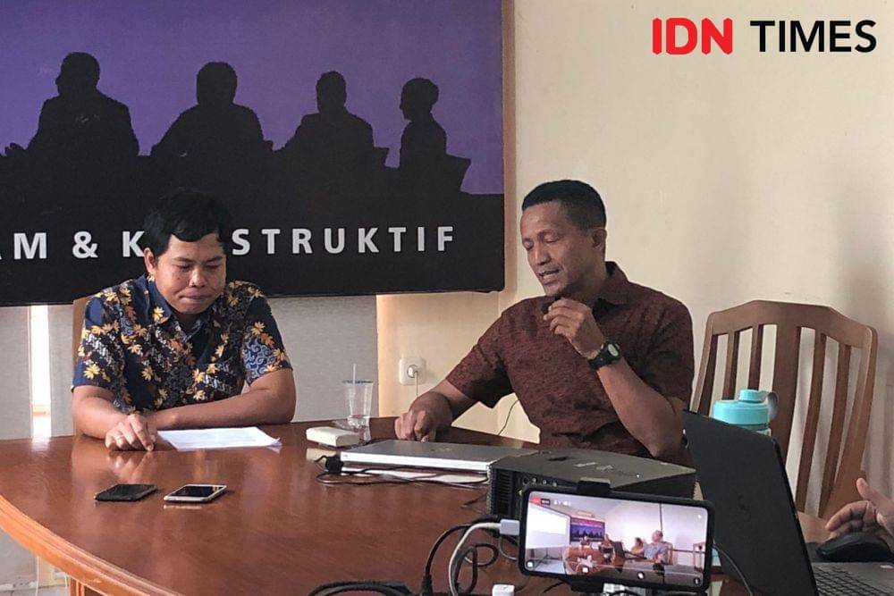 Peneliti Formappi Lucius Karus (kanan) dan Taryono (kiri) dalam diskusi Evaluasi Kinerja DPR masa persidangan III 2022-2023 di Jakarta, Jumat (10/3/2023). (IDN Times/Melani Putri)