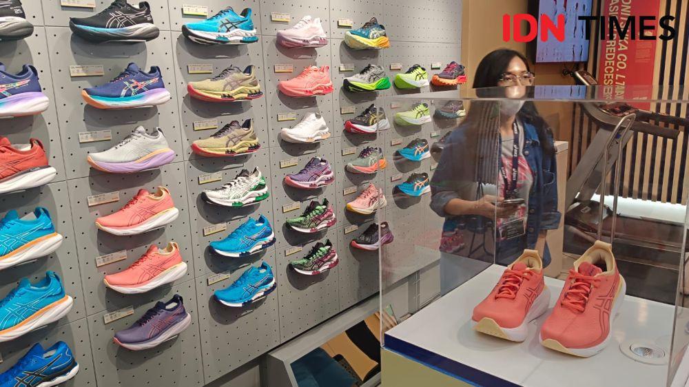 ASICS brand sporting goods ternama asal Jepang resmi membuka concept store pertama di Pulau Sumatera, yaitu di Lantai 3 Delipark Mall Kota Medan, Jumat (10/3/2023). (IDN Times/Arifin Al Alamudi)