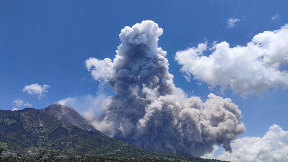 Gunung Merapi kembali muntahkan awan panas guguran (dok. BNPB)