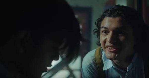 Jun disuruh untuk menceritakan makhluk gaib apa saja yang akan ia lihat ( Dok. Cinema 21 / Jin & Jun )