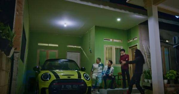 Om Jin mengubah vespa menjadi mobil keren ( Dok. Cinema 21 / Jin & Jun )