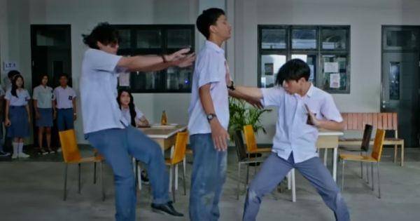 Para anak sekolah melakukan parodi adegan Ancient One melakukan astral projection ke Doctor Strange ( Dok. Cinema 21 / Jin & Jun )