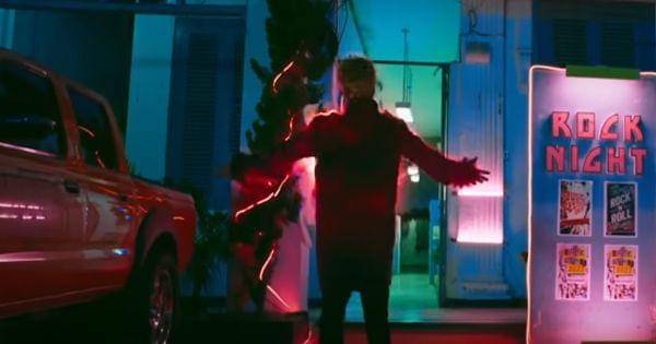 Sosok misterius yang diperlihatkan tengah melepaskan aura merah ( Dok. Cinema 21 / Jin & Jun )