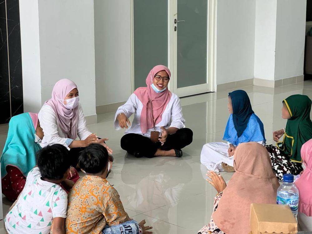 Pada Minggu (26/2/2023), tim Kemensos bertemu dengan anak-anak korban pelecehan dan kekerasan Surabaya di sekolah guna melakukan pendekatan awal. (Dok. Kemensos)