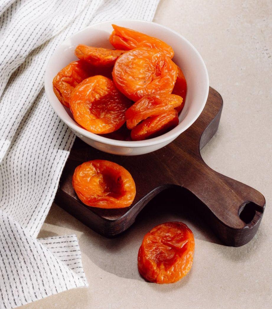 buah aprikot kering (pexels.com/Antoni Shkraba)