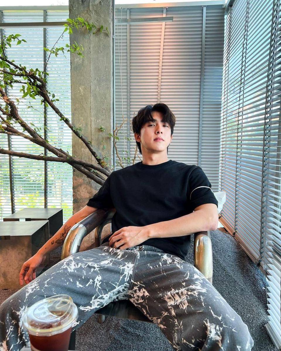 gaya kasual buat hangout ala Boom Jiratpisit (instagram.com/bxxm_jj)