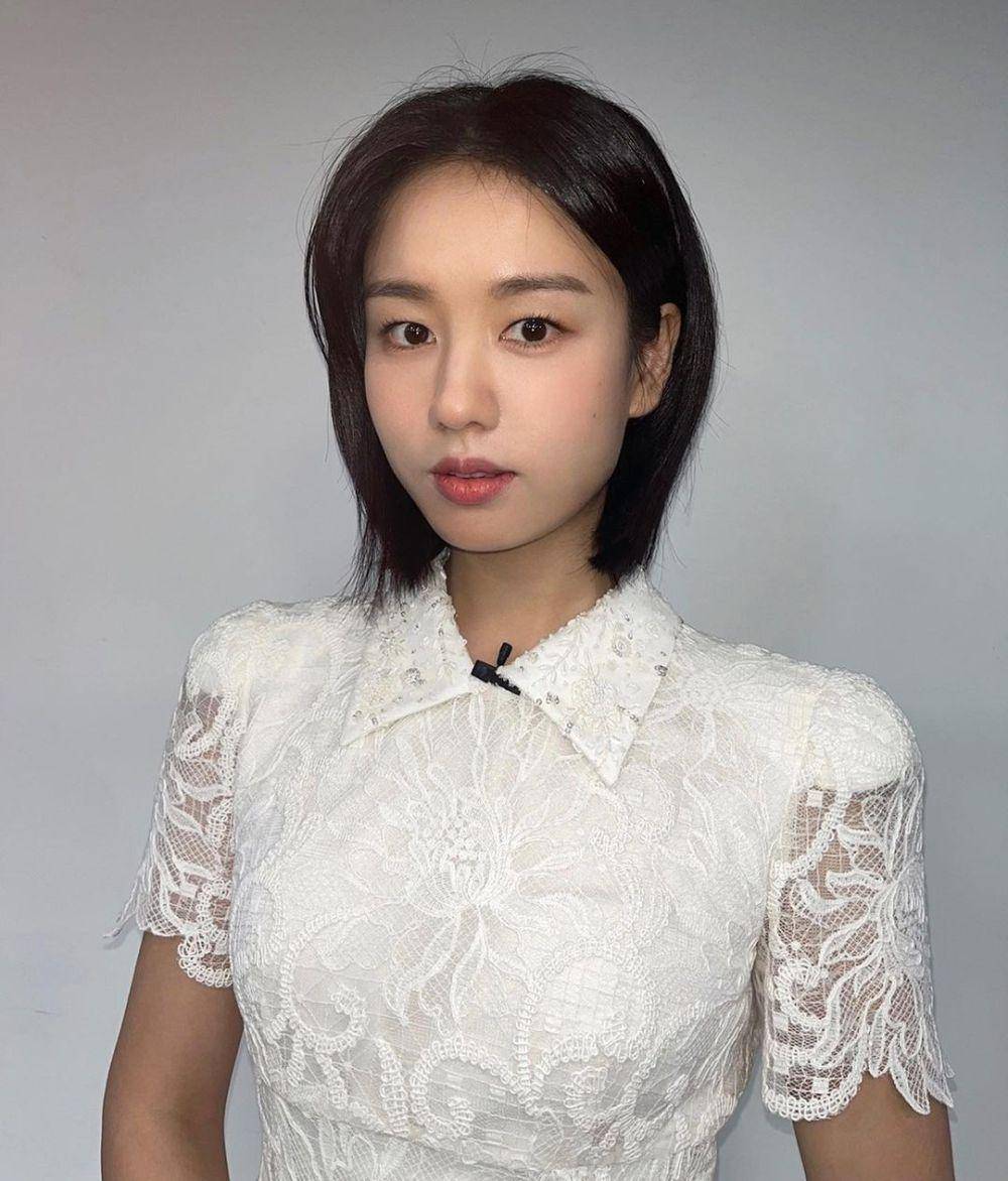 Ahn Eun Jin (instagram.com/eunjin___a)