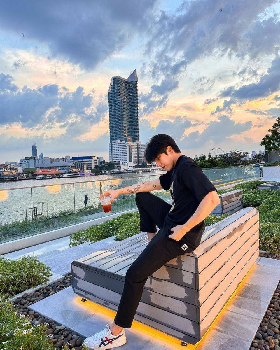 gaya kasual buat hangout ala Boom Jiratpisit (instagram.com/bxxm_jj)