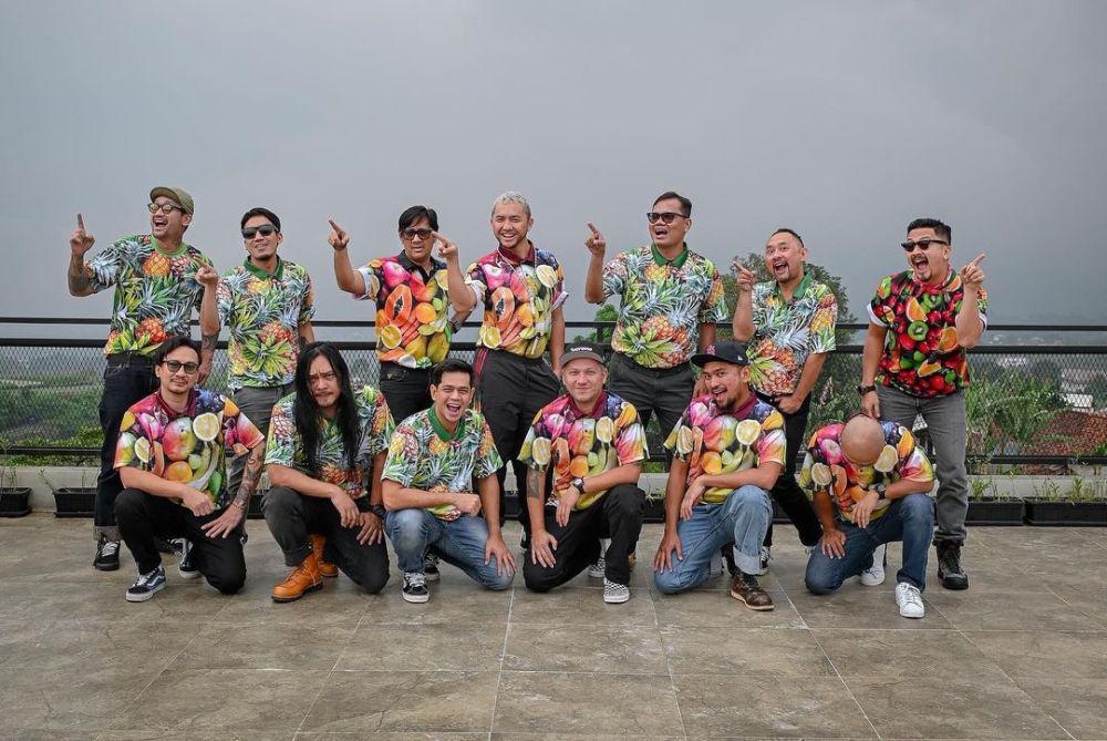 9 Potret Geng The Prediksi Pakai Baju Buah, Berani Tampil Beda!