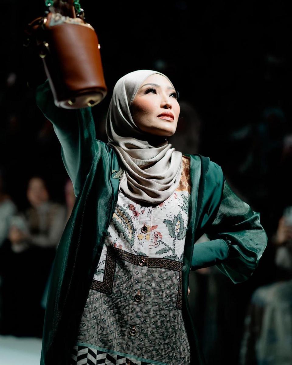 potret Ayu Dewi saat berhijab (instagram.com/zaskiasungkar15)