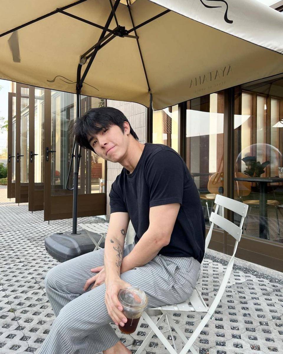 gaya kasual buat hangout ala Boom Jiratpisit (instagram.com/bxxm_jj)