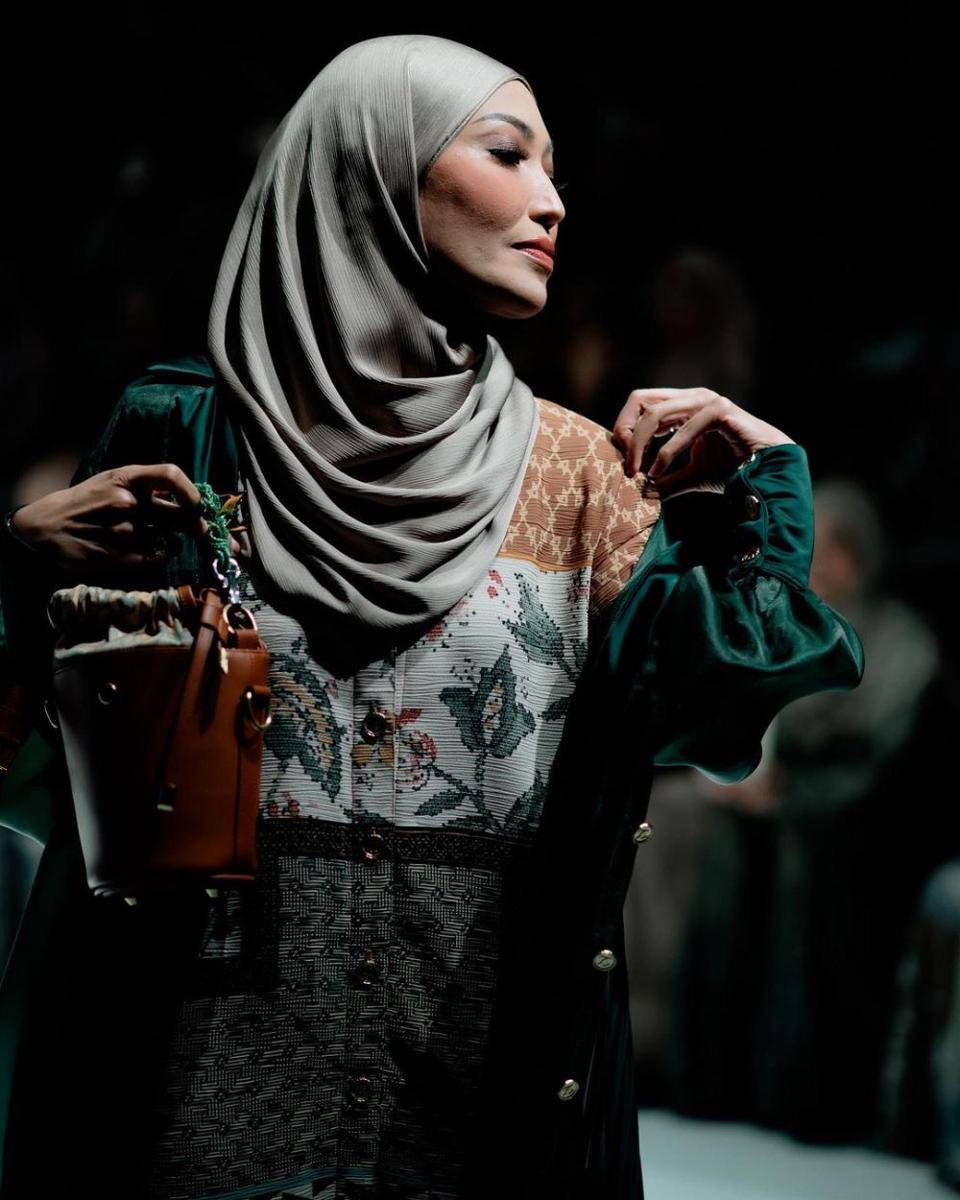 potret Ayu Dewi saat berhijab (instagram.com/zaskiasungkar15)
