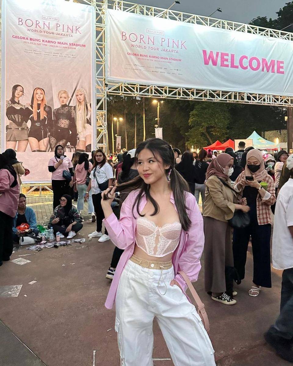 Gaya artis nonton Blackpink. (instagram.com/titantyra)