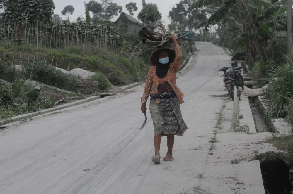 Glagaharjo Sleman Diguyur Hujan Abu Tipis Merapi