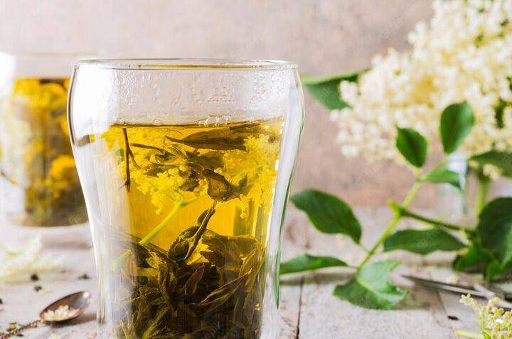 ilustrasi teh elderflower (freepik.com/irynamelnyk)