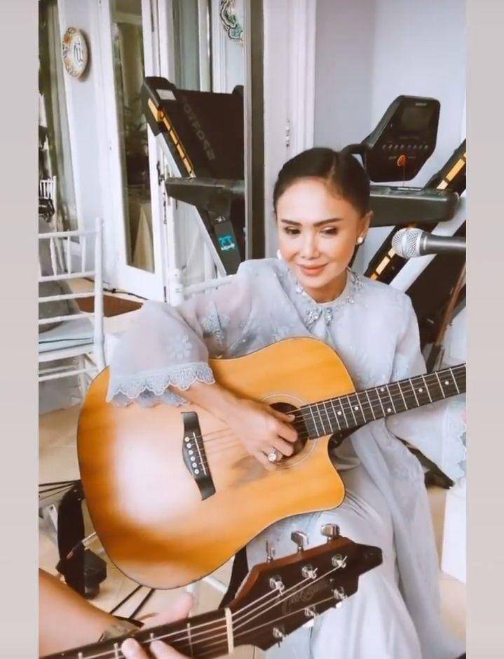 potret Yuni Shara sumbang lagu (instagram.com/yunishara36)