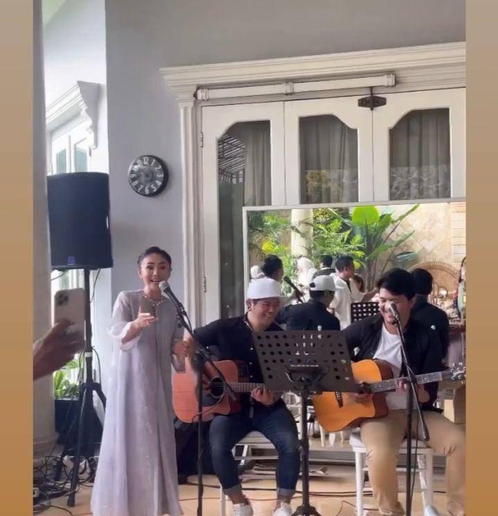 potret Yuni Shara sumbang lagu (instagram.com/yunishara36)
